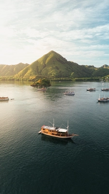 Sewa Kapal Phinisi Deluxe Labuan Bajo Arora