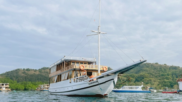 Sewa Kapal Phinisi Deluxe Labuan Bajo Maheswari