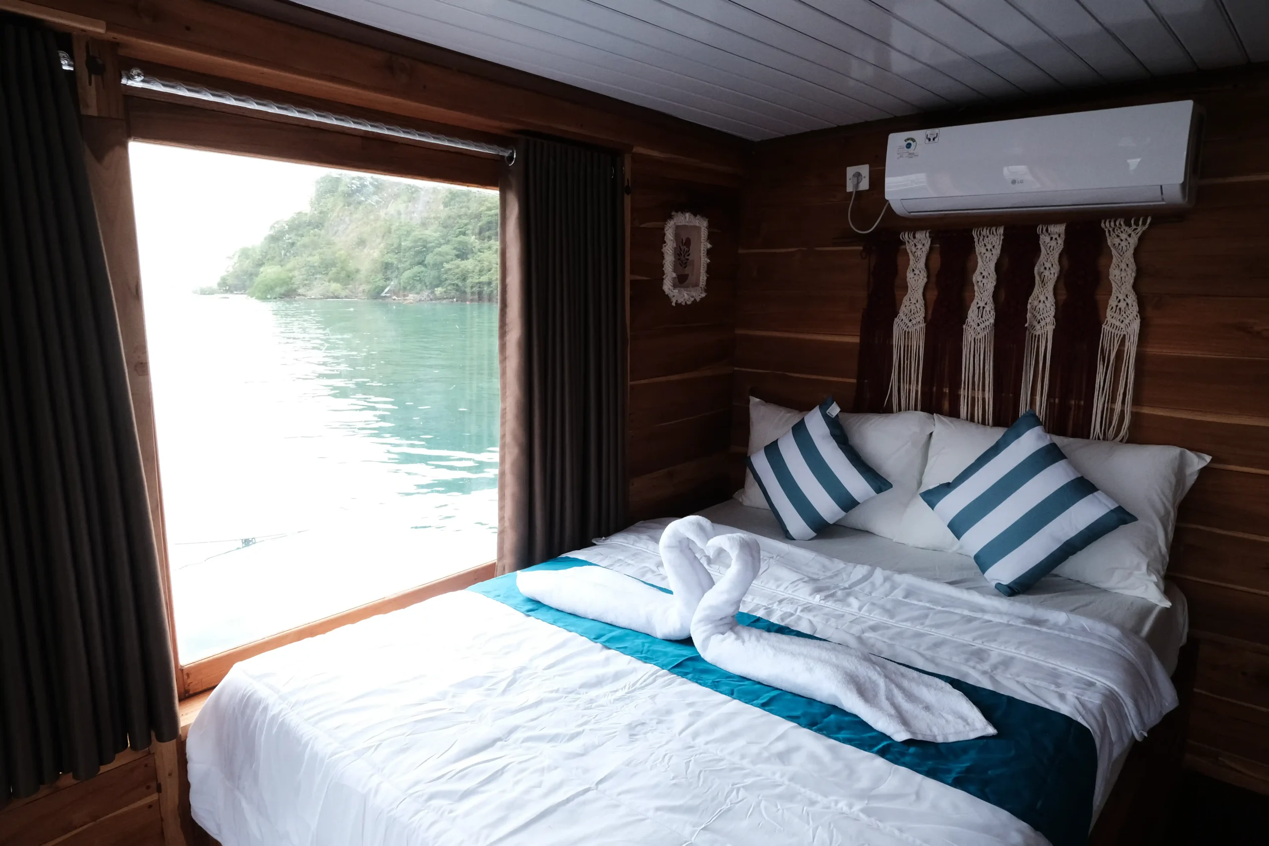 Sewa Kapal Phinisi Deluxe Labuan Bajo Arora