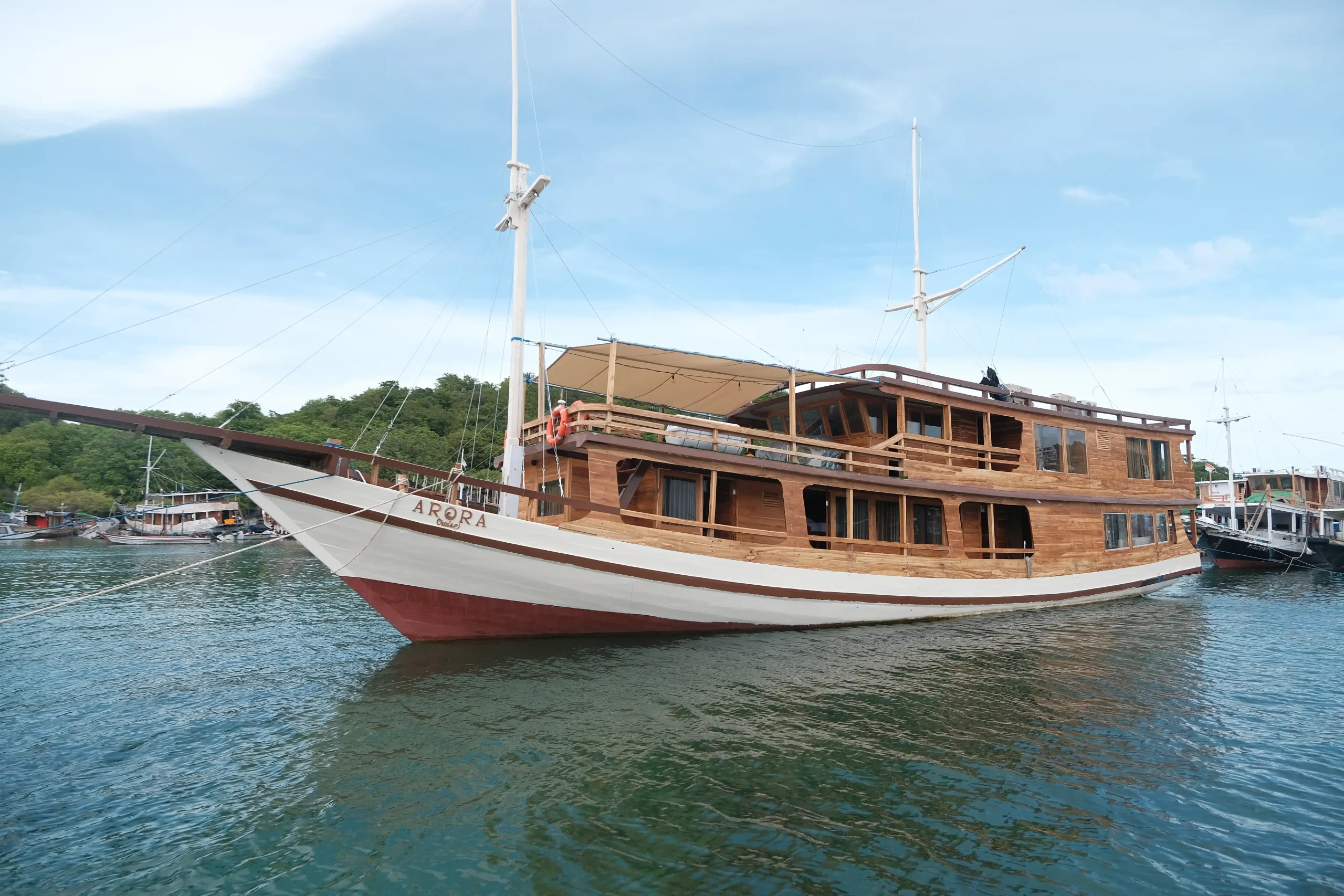 Sewa Kapal Phinisi Deluxe Labuan Bajo Arora