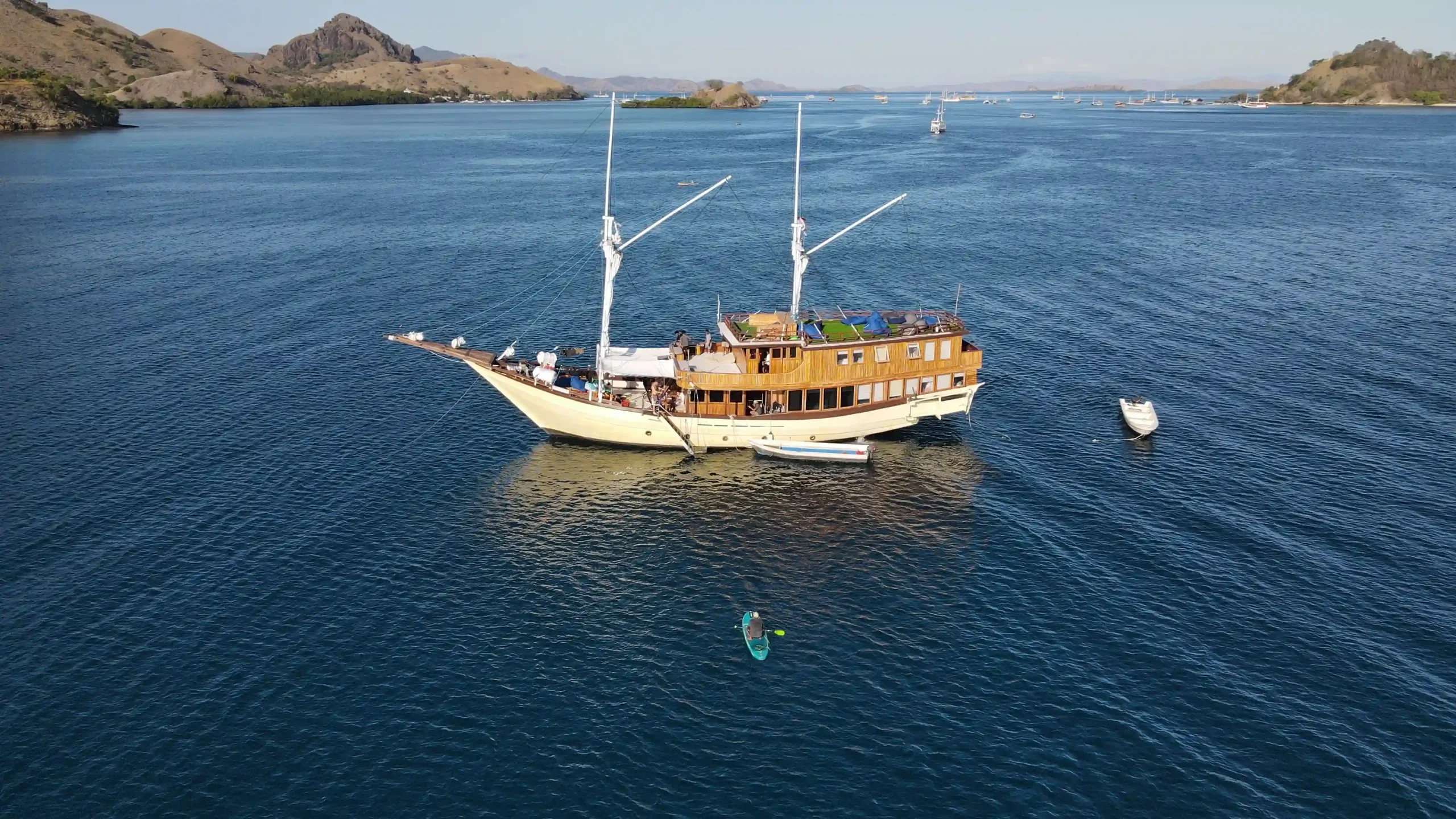 Sewa Kapal Phinisi Deluxe Labuan Bajo Leticia