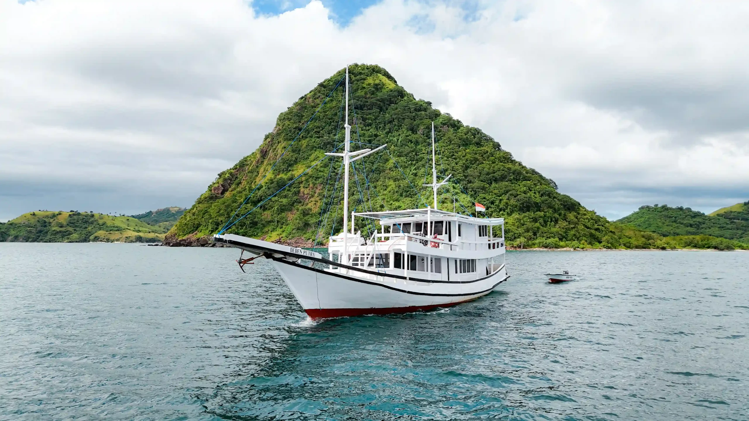Sewa Kapal Phinisi Superior Labuan Bajo Deden Putra
