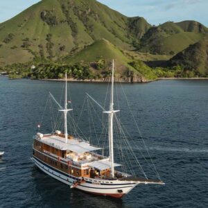 Sewa Kapal Phinisi Luxury VII Labuan Bajo. Phinisi Luxury Catnazse