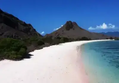 Keajaiban Wisata Pink Beach di Labuan Bajo NTT